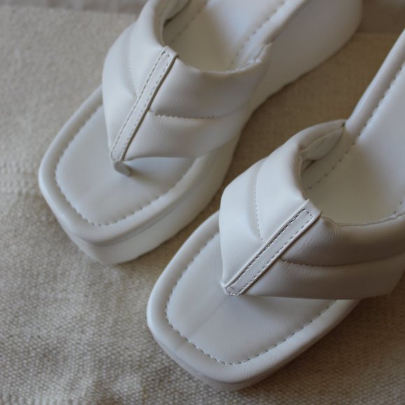 ๐จFEW PAIRS LEFT// White platform Thong Sandal - Picture 5 of 11